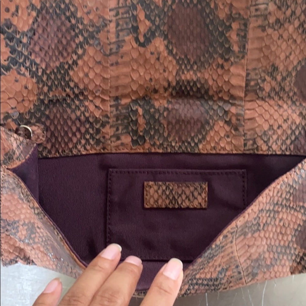 SNAKE EMBOSSED CLUTCH - Picture 3 of 4